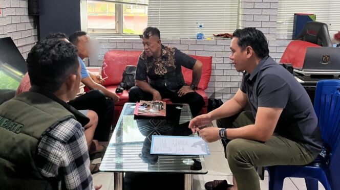 
					Pelapor MY (41) bersama pihak terkait saat mengikuti proses mediasi yang difasilitasi penyidik di Polresta Palu, terkait laporan dugaan penipuan transaksi pembelian mobil melalui marketplace, beberapa waktu lalu. FOTO: istimewa
