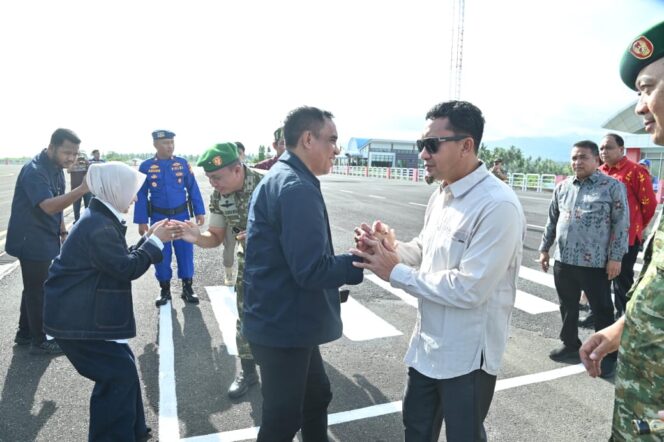 
					Gubernur Sulawesi Tengah Dr. H. Anwar Hafid disambut Bupati Tojo Una-Una Ilham Lawidu setibanya di Bandara Tanjung Api, Kabupaten Tojo Una-Una, Kamis pagi (18/12/25). FOTO: istimewa
