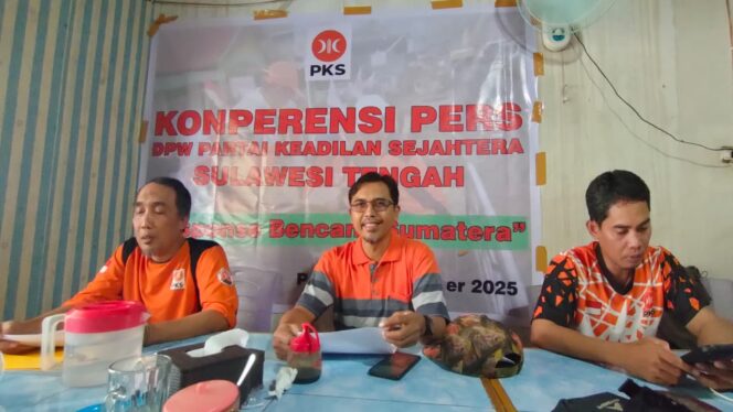 
					Ketua DPW PKS Sulawesi Tengah, Muhammad Wahyuddin (tengah), didampingi Kabid Komdigi DPW PKS Sulteng Hanif (kiri) dan Anggota Fraksi PKS DPRD Sulawesi Tengah Takwin (kanan), menyampaikan keterangan pers terkait pengiriman relawan dan penggalangan dana kemanusiaan untuk korban bencana di Aceh dan Sumatera Barat, di Kota Palu, Kamis (18/12/25). FOTO: Rifai