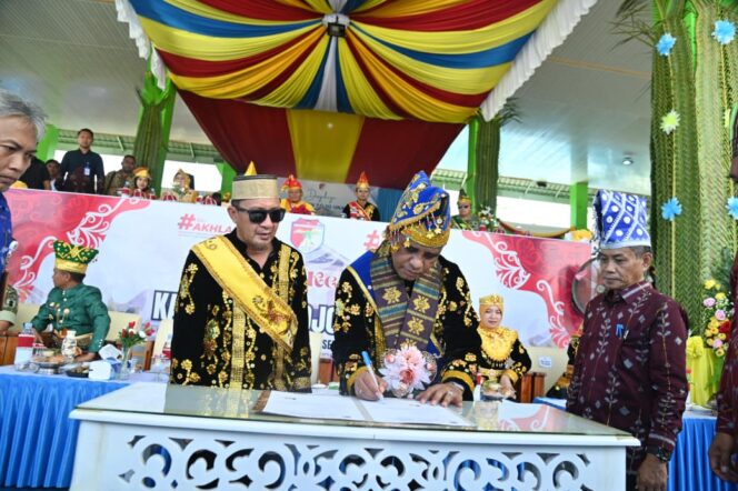 
					Gubernur Sulawesi Tengah, Dr. H. Anwar Hafid, mengenakan pakaian adat saat menandatangani prasasti pada puncak peringatan Hari Ulang Tahun (HUT) ke-22 Kabupaten Tojo Una-Una di Lapangan Eks STQH Ampana, Kamis (18/12/25). FOTO: istimewa