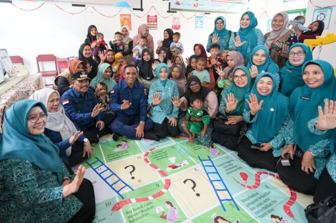 
					Gubernur Sulawesi Tengah Anwar Hafid bersama Wakil Gubernur dr. Reny Lamadjido dan Ketua TP PKK Sulteng Sry Nirwanti Bahasoan berinteraksi dengan ibu dan balita saat pencanangan Program Berani Pelita Hati di Posyandu Desa Nupabomba, Kecamatan Tanantovea, Kabupaten Donggala, Sabtu (20/12/25). FOTO: istimewa