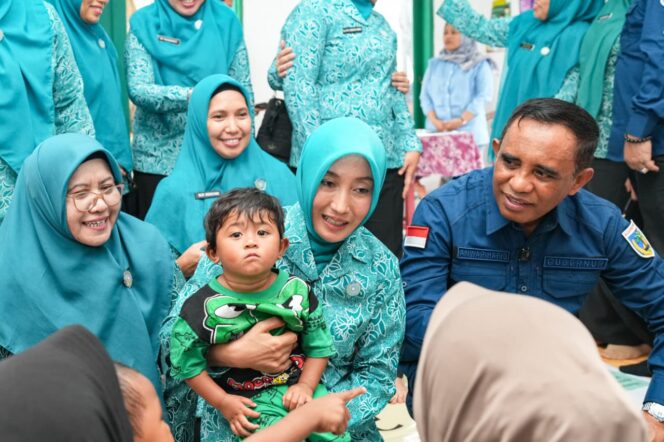 
					Gubernur Sulawesi Tengah Anwar Hafid, Wakil Gubernur dr. Reny Lamadjido, Ketua TP PKK Sulteng Sry Nirwanti Bahasoan, Wakil Bupati Donggala Taufik Burhan, serta kader PKK dan warga berfoto bersama usai pencanangan Program Berani Pelita Hati di Posyandu Desa Nupabomba, Kabupaten Donggala. FOTO: istimewa