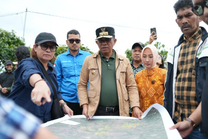 
					Gubernur Sulawesi Tengah Anwar Hafid (tengah) didampingi Ketua Harian Satgas Penyelesaian Konflik Agraria (PKA) Sulteng Eva Susanti Bande (kiri) meninjau langsung peta lokasi lahan saat berdialog dengan warga Desa Watutau, Kecamatan Lore Peore, Kabupaten Poso, Minggu (21/12/25). FOTO: istimewa