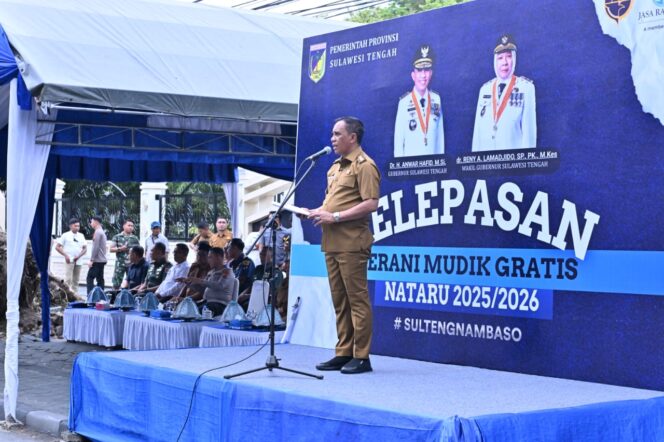 
					Gubernur Sulawesi Tengah Dr. H. Anwar Hafid memberikan sambutan sekaligus melepas secara resmi peserta Program Berani Mudik Gratis Nataru 2025/2026 di depan Kantor Gubernur Sulawesi Tengah, Senin (22/12/25). FOTO: istimewa