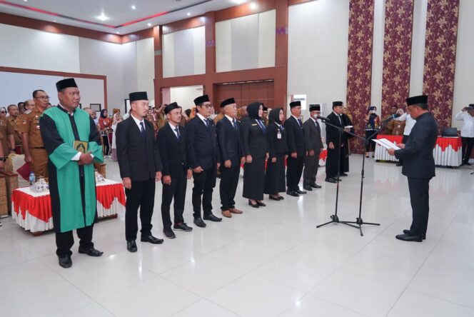 
					Gubernur Sulawesi Tengah Anwar Hafid melantik Pengurus Badan Penyelesaian Sengketa Konsumen (BPSK) Kabupaten Banggai periode 2025–2030 di Gedung Pogombo, Kantor Gubernur Sulawesi Tengah, Senin (22/12/25). FOTO: istimewa