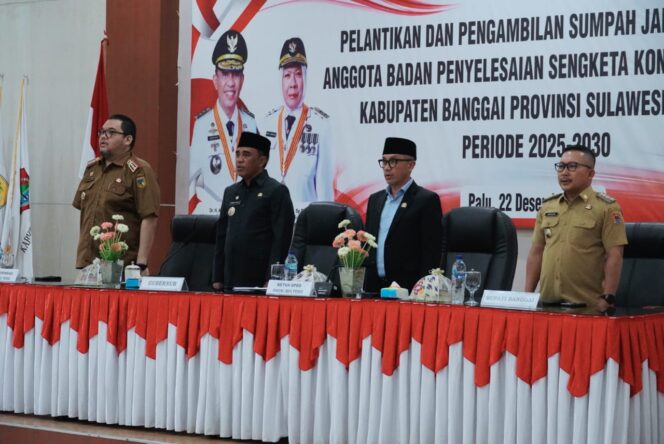 
					Wakil Ketua II DPRD Provinsi Sulawesi Tengah H. Syarifudin Hafid (tengah) menghadiri Pelantikan dan Pengambilan Sumpah/Janji Jabatan Anggota Badan Penyelesaian Sengketa Konsumen (BPSK) Kabupaten Banggai Periode 2025–2030 yang dipimpin Gubernur Sulawesi Tengah Dr. H. Anwar Hafid, di Gedung Pogombo, Kantor Gubernur Sulawesi Tengah, Palu, Senin (22/12/25). FOTO: Zainal 