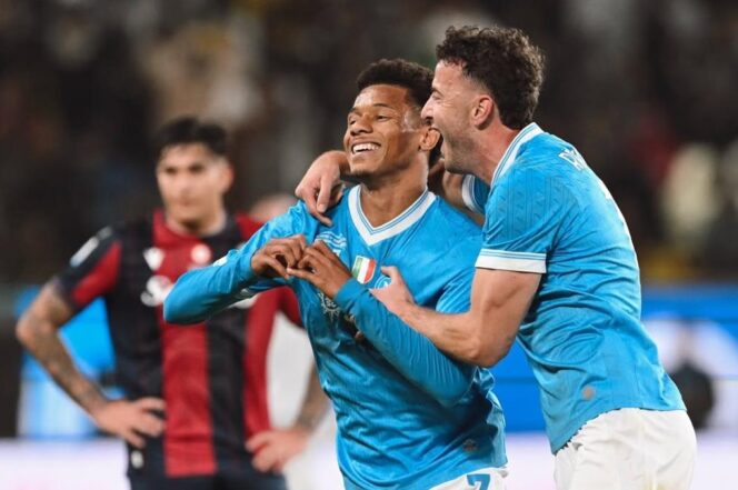 
					Pemain Napoli David Neres (tengah) merayakan gol bersama rekannya usai mencetak gol ke gawang Bologna pada laga Piala Supercoppa Italia 2025/2026 di Stadion Universitas Raja Saud, Riyadh, Selasa (23/12/25). FOTO: (IG) officialsscnapoli