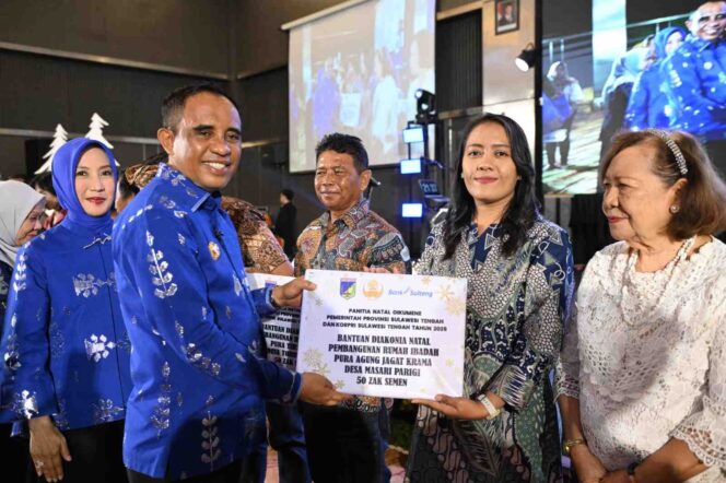 
					Gubernur Sulawesi Tengah Anwar Hafid menyerahkan bantuan diakonia Natal secara simbolis kepada perwakilan penerima pada Perayaan Natal Oikumene Pemerintah Provinsi Sulawesi Tengah dan KORPRI Sulawesi Tengah Tahun 2025 di Palu, Senin (22/12/25). FOTO: istimewa