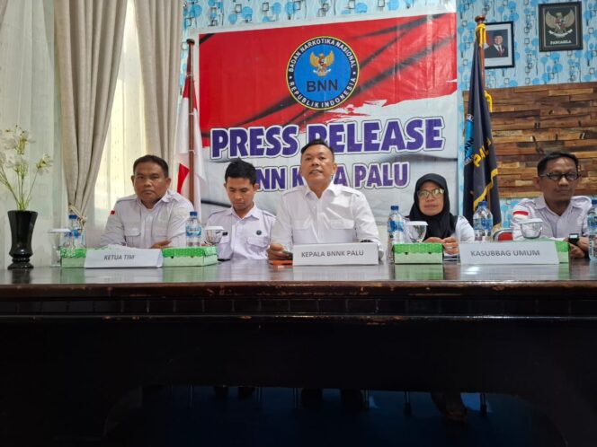 
					Kepala BNN Kota Palu Qori Wicaksono (tengah) menyampaikan rilis akhir tahun dalam konferensi pers di Kantor BNN Kota Palu, Senin (22/12/25). FOTO: Irwan