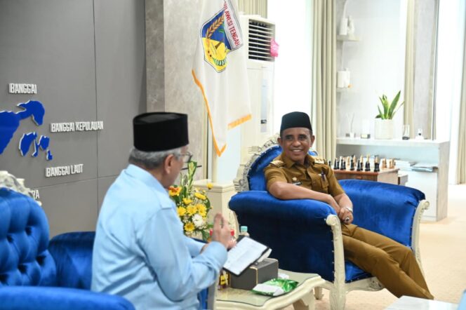 
					Gubernur Sulawesi Tengah Dr. H. Anwar Hafid berdialog dengan Ketua FKUB Provinsi Sulawesi Tengah Prof. Dr. KH. Zainal Abidin saat menerima audiensi FKUB di ruang kerja gubernur, Palu, Selasa (23/12/25). FOTO: istimewa