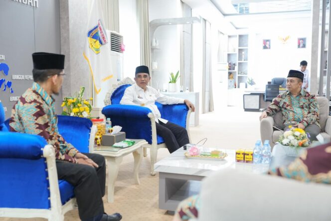 
					Gubernur Sulawesi Tengah, Dr. H. Anwar Hafid (tengah), menerima audiensi jajaran Pimpinan Wilayah Muhammadiyah Sulawesi Tengah di ruang kerja Gubernur, Palu, Rabu (24/12/25). FOTO: istimewa