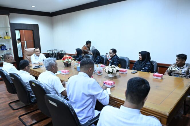 
					Suasana diskusi antara jajaran Pemerintah Provinsi Sulawesi Tengah dan rombongan Biro Umum Pemerintah Provinsi Sulawesi Selatan saat studi tiru terkait penguatan standar operasional prosedur (SOP) dan tata kelola pelayanan pimpinan di Kota Palu. FOTO: istimewa