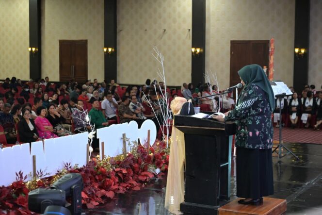 
					Wakil Gubernur Sulawesi Tengah dr. Reny A. Lamadjido menyampaikan sambutan pada Perayaan Natal Jemaat GKST Immanuel Palu yang berlangsung khidmat dan penuh sukacita di Ballroom Merry Glow Palu, Rabu malam (24/12/25). FOTO: istimewa