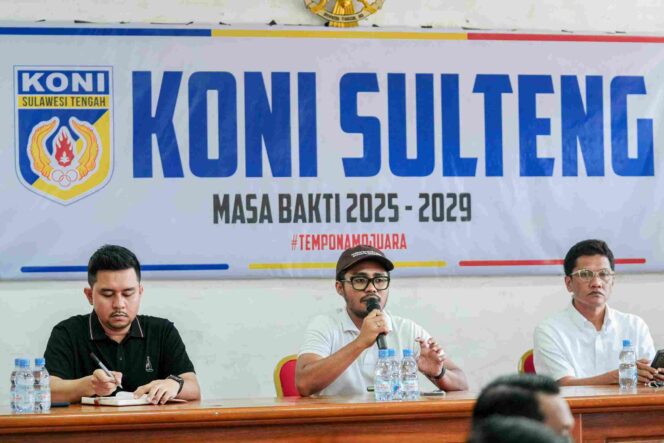 
					Ketua KONI Sulawesi Tengah Muhammad Fathur Razaq (tengah) didampingi jajaran pengurus memimpin rapat koordinasi pembentukan Tim Kerja Bidik PON 2032 di Kantor KONI Sulawesi Tengah, Kota Palu, Jumat (26/12/25). FOTO: istimewa