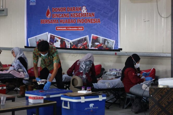 
					Karyawan dan tenaga medis mengikuti kegiatan donor darah yang digelar Huabao Indonesia dalam rangka program Corporate Social Responsibility (CSR) menjelang akhir tahun 2025 di kawasan industri Topogaro, Morowali, Rabu (11/12/25). FOTO: istimewa