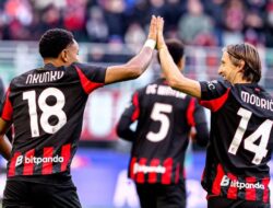 Brace Nkunku Antar AC Milan Geser Inter di Puncak Klasemen