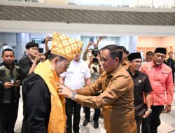 Dengan Prosesi Adat, Gubernur Sulteng Sambut Menteri Kebudayaan RI
