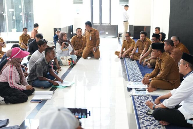 
					Gubernur Sulawesi Tengah, Anwar Hafid (berpeci), berdialog langsung dengan perwakilan Aliansi Masyarakat Desa Loli Oge yang menggelar aksi penolakan tambang mineral batuan di Masjid Kantor Gubernur Sulawesi Tengah, Palu, Senin (29/12/25). FOTO: istimewa