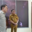Menteri Kebudayaan RI Fadli Zon bersama Gubernur Sulawesi Tengah Anwar Hafid meninjau panel informasi situs megalitik di Laboratorium Megalitik Vatunonju, Desa Watunonju, Kecamatan Sigi Biromaru, Kabupaten Sigi, Selasa (30/12/25). FOTO: istimewa