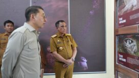 Menteri Kebudayaan RI Fadli Zon bersama Gubernur Sulawesi Tengah Anwar Hafid meninjau panel informasi situs megalitik di Laboratorium Megalitik Vatunonju, Desa Watunonju, Kecamatan Sigi Biromaru, Kabupaten Sigi, Selasa (30/12/25). FOTO: istimewa