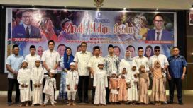 Jajaran pengurus DPW Partai Amanat Nasional (PAN) Sulawesi Tengah bersama anak-anak yatim usai pelaksanaan doa bersama dan pemberian santunan di Palu, Selasa (30/12/25). FOTO: Ramadhan
