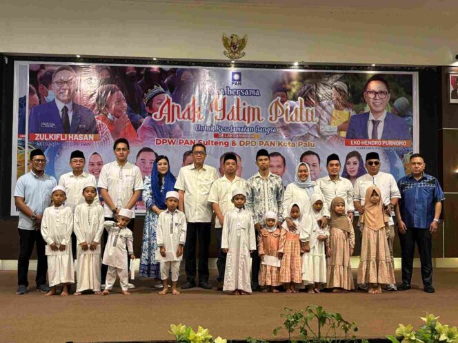 
					Jajaran pengurus DPW Partai Amanat Nasional (PAN) Sulawesi Tengah bersama anak-anak yatim usai pelaksanaan doa bersama dan pemberian santunan di Palu, Selasa (30/12/25). FOTO: Ramadhan 