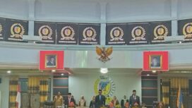 Ketua DPRD Kabupaten Donggala, Moh. Taufik, memimpin Rapat Paripurna penutupan Masa Persidangan Ketiga Tahun Sidang 2025 yang dirangkaikan dengan pembukaan Masa Persidangan Pertama Tahun Sidang 2026 di Ruang Sidang Utama DPRD Donggala, Selasa (30/12/25). FOTO: istimewa