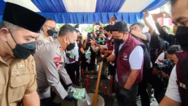 Petugas Kepolisian Daerah Sulawesi Tengah (Polda Sulteng) memusnahkan barang bukti narkotika jenis sabu seberat 60 kilogram dengan cara direbus dalam rilis akhir tahun 2025 di Palu, Sulawesi Tengah. FOTO: Muhammad Rifki