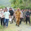Gubernur Sulawesi Tengah Anwar Hafid bersama Tim Satgas Penanganan Konflik Agraria dan pejabat terkait meninjau langsung lokasi konflik lahan tambang galian C di Desa Loli Oge, Kabupaten Donggala, Selasa (30/12/25). FOTO: istimewa