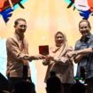 Menteri Kebudayaan Republik Indonesia Fadli Zon menerima cenderamata dari Wakil Gubernur Sulawesi Tengah Reny A. Lamadjido, disaksikan Anggota DPR RI, Longki Djanggola pada pembukaan Ethnic Music Night 2025 di halaman Kantor Wali Kota Palu, Selasa malam (30/12/25). FOTO: istimewa