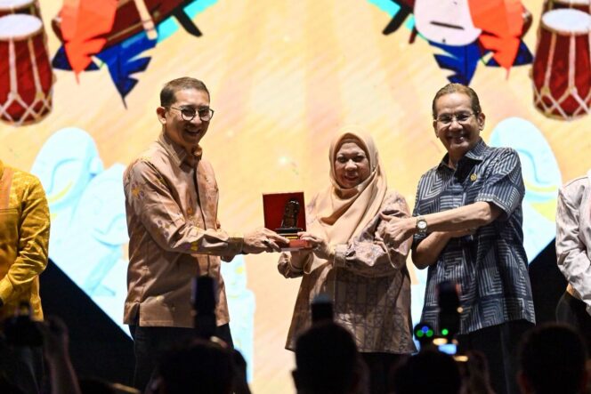 
					Menteri Kebudayaan Republik Indonesia Fadli Zon menerima cenderamata dari Wakil Gubernur Sulawesi Tengah Reny A. Lamadjido, disaksikan Anggota DPR RI, Longki Djanggola pada pembukaan Ethnic Music Night 2025 di halaman Kantor Wali Kota Palu, Selasa malam (30/12/25). FOTO: istimewa