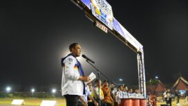 Gubernur Sulawesi Tengah Anwar Hafid menyampaikan sambutan sekaligus membuka secara resmi Gubernur Sulteng Road Race Championship 2025 di Sirkuit Panggona, Palu, Selasa (30/12/25). FOTO: istimewa