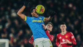 Pemain Manchester United terlibat duel udara dengan pemain Wolverhampton Wanderers pada laga Boxing Day Liga Premier Inggris pekan ke-19 di Old Trafford, Manchester, Rabu (31/12/25) dini hari WIB. FOTO: (IG) wolves