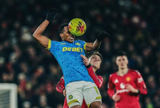 
					Pemain Manchester United terlibat duel udara dengan pemain Wolverhampton Wanderers pada laga Boxing Day Liga Premier Inggris pekan ke-19 di Old Trafford, Manchester, Rabu (31/12/25) dini hari WIB. FOTO: (IG) wolves