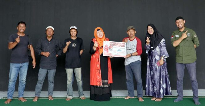 
					Ketua Fraksi PKS DPRD Provinsi Sulawesi Tengah, Hj. Wiwik Jumatul Rofi’ah (tengah), menyerahkan bantuan rehabilitasi Bantaya Lembaga To Kaili Bangkit senilai Rp80 juta secara simbolis kepada perwakilan lembaga, disaksikan pengurus dan keluarga pendiri lembaga, Selasa (30/12/25). FOTO: istimewa