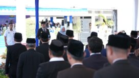 Gubernur Sulawesi Tengah Anwar Hafid didampingi Wakil Gubernur dr. Reny Lamadjido memberikan arahan saat pelantikan pejabat eselon II dan penyerahan SK kepada ribuan PPPK Paruh Waktu di Halaman Gedung Pogombo, Kantor Gubernur Sulawesi Tengah, Palu, Rabu (31/12/25). FOTO: istimewa