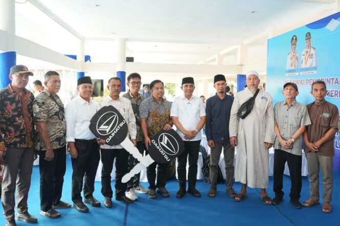 
					Gubernur Sulawesi Tengah Anwar Hafid (tengah) berfoto bersama para penerima bantuan saat penyerahan simbolis mobil ambulans Program Berani Sehat di Palu, Rabu (31/12/25). FOTO: istimewa