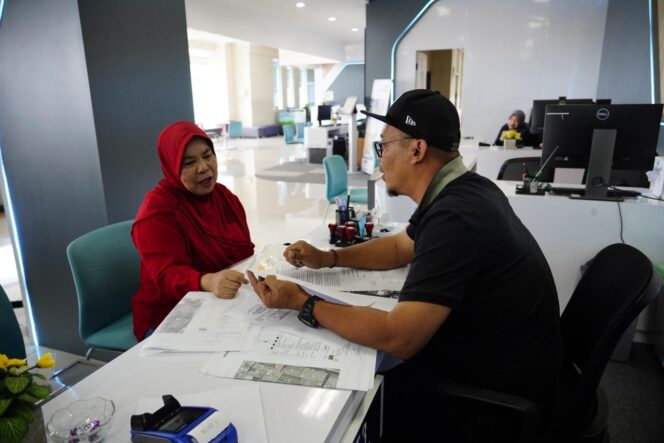 
					Warga menerima pelayanan pertanahan di Kantor Pertanahan Kota Administrasi Jakarta Selatan saat libur Natal dan Tahun Baru (Nataru), Kamis (25/12/25). FOTO: istimewa