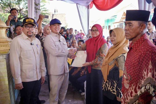
					Menteri Agraria dan Tata Ruang/Kepala BPN, Nusron Wahid, menyerahkan sertipikat hasil program Konsolidasi Tanah kepada salah satu warga penerima di Desa Bandengan, Kabupaten Kendal, Selasa (02/12/25). FOTO: istimewa
