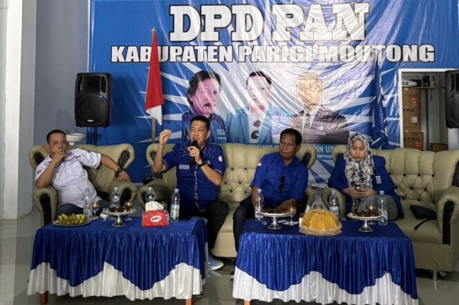
					Ketua Harian DPW PAN Sulteng, Ronny Tanusaputra, memberikan arahan dalam kegiatan Silaturahmi dan Konsolidasi Partai bersama pengurus dan kader PAN Parigi Moutong di Rumah PAN Parimo, Jumat (12/12/25). FOTO: Ramadhan