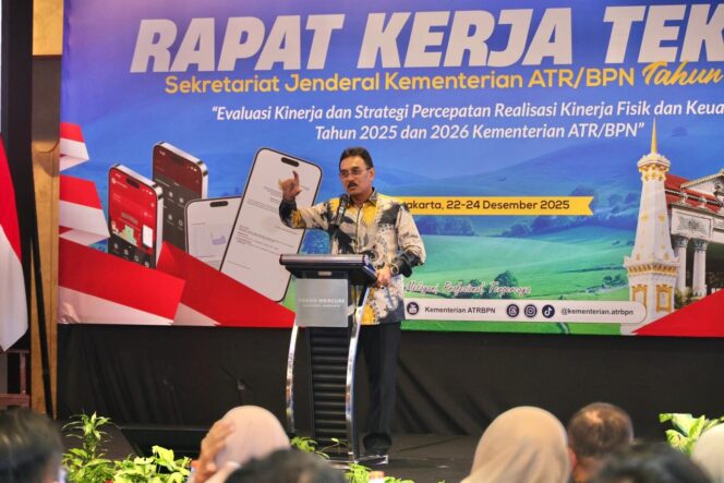 
					Sekretaris Jenderal Kementerian Agraria dan Tata Ruang/Badan Pertanahan Nasional (ATR/BPN), Dalu Agung Darmawan, menyampaikan arahan sekaligus menutup Rapat Kerja Teknis (Rakernis) Sekretariat Jenderal Kementerian ATR/BPN Tahun 2025 di Yogyakarta, Selasa (23/12/25). FOTO: istimewa