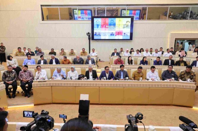 
					Suasana Konferensi Pers Satu Tahun Bekerja untuk Rakyat Komisi II DPR RI Tahun 2025 yang digelar di Jakarta, Senin (08/12/25). FOTO: istimewa