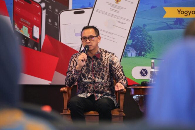 
					Kepala Biro Humas dan Protokol Kementerian ATR/BPN, Shamy Ardian, menyampaikan arahan tentang penguatan citra lembaga berbasis kualitas pelayanan publik saat Rapat Kerja Teknis (Rakernis) Sekretariat Jenderal Kementerian ATR/BPN di Yogyakarta, Selasa (23/12/25). FOTO: istimewa