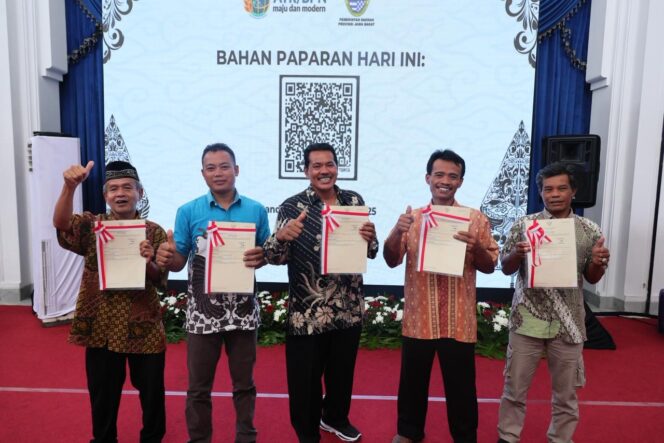 
					Sejumlah warga Kampung Tanjung Sari, Kelurahan Karangtengah, Kota Sukabumi, menunjukkan sertipikat tanah yang telah mereka terima dalam kegiatan penyerahan hasil Program Konsolidasi Tanah di Gedung Sate, Bandung, Kamis (18/12/25). FOTO: istimewa