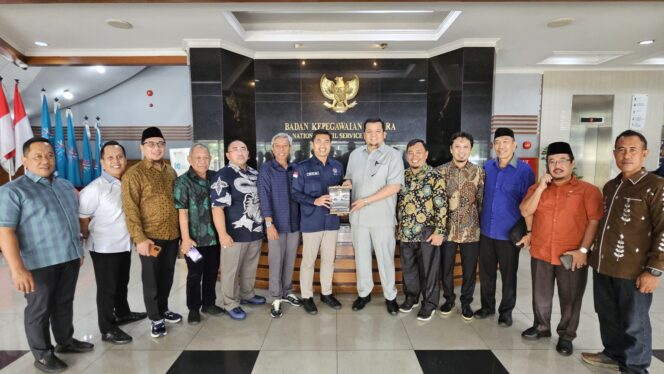 
					Rombongan DPRD Kota Palu berfoto bersama Kepala Badan Kepegawaian Negara (BKN) Prof. Zudan Arif Fakrulloh usai audiensi di Kantor BKN, Jakarta, Selasa (25/11/25). FOTO: istimewa
