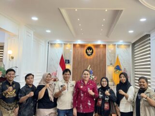 Bupati Donggala, Vera Elena Laruni (tengah), bersama perwakilan OMS usai audiensi terkait penguatan kolaborasi pembangunan inklusif di Kabupaten Donggala, Kamis (22/01/26). FOTO: istimewa