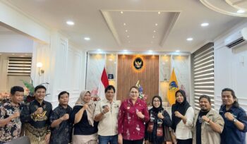 Bupati Donggala, Vera Elena Laruni (tengah), bersama perwakilan OMS usai audiensi terkait penguatan kolaborasi pembangunan inklusif di Kabupaten Donggala, Kamis (22/01/26). FOTO: istimewa
