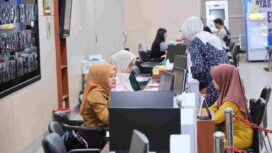 Petugas Kantor Pertanahan Kota Semarang melayani masyarakat yang mengurus administrasi pertanahan melalui layanan PELATARAN (Pelayanan Tanah Akhir Pekan), Sabtu. FOTO: istimewa