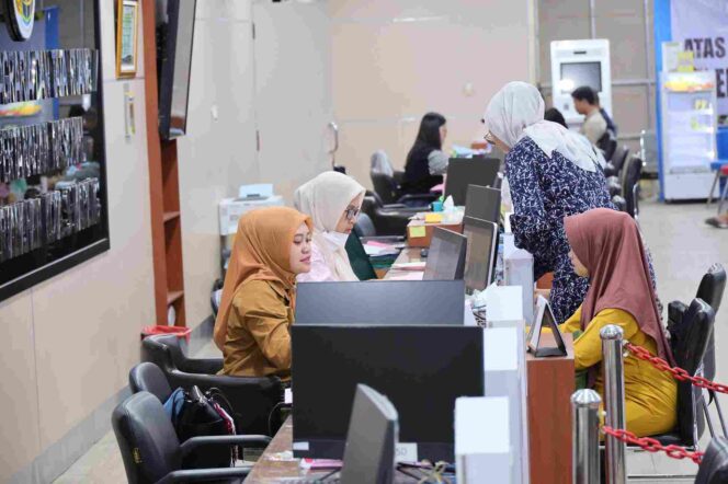 
					Petugas Kantor Pertanahan Kota Semarang melayani masyarakat yang mengurus administrasi pertanahan melalui layanan PELATARAN (Pelayanan Tanah Akhir Pekan), Sabtu. FOTO: istimewa