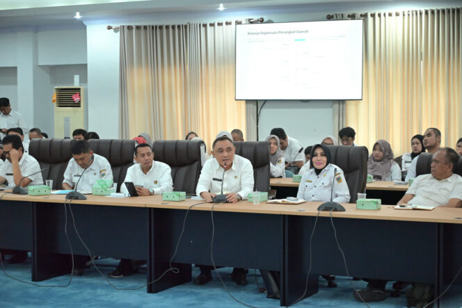 
					Sekretaris DPRD Provinsi Sulawesi Tengah bersama jajaran Organisasi Perangkat Daerah (OPD) mengikuti kegiatan Optimalisasi Penyelenggaraan Pemerintahan Digital (Pemdi) dan pemanfaatan Command Center Provinsi Sulawesi Tengah yang digelar di Ruang POLIBU, Kantor Gubernur Provinsi Sulawesi Tengah. FOTO: istimewa